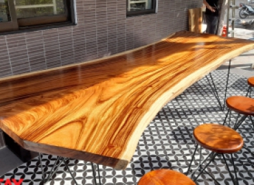 Thiết kế mẫu bàn cafe gỗ me tây cho phòng khách đẹp hài hòa